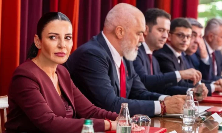 Balluku publikon foton me mesazh emocionues: Më shumë se 21 vite nga dita kur iu bashkova skuadrës së Ramës
