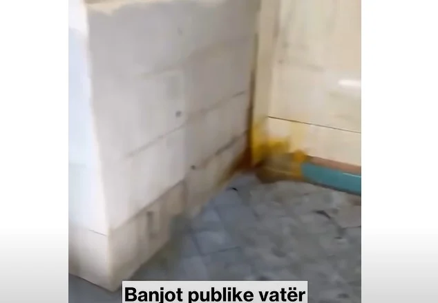 Banjot publike në Elbasan vatër infeksioni dhe papastërtie, higjiena inekzistente