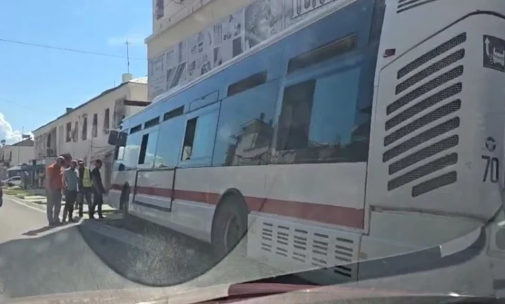 Banorët alarmohen/ Autobus urban bie në gropat e kantierit rrugor