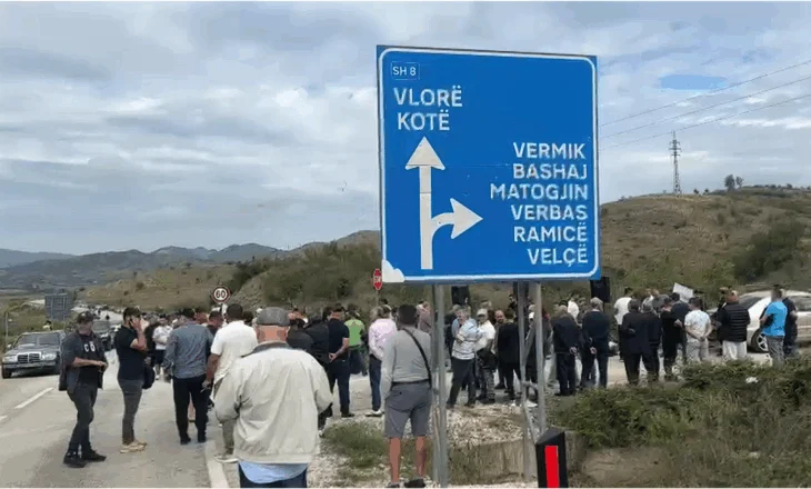 Banorët e gjashtë fshatrave në Vlorë protesojnë në rrugë: Premtimet elektorale i harruan…(Video)