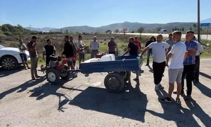 Banorët në protestë për mungesën e ujit pas shembjes së pusit në Varibop të Fierit/ Ujësjellësi: Po punojmë për riparimin