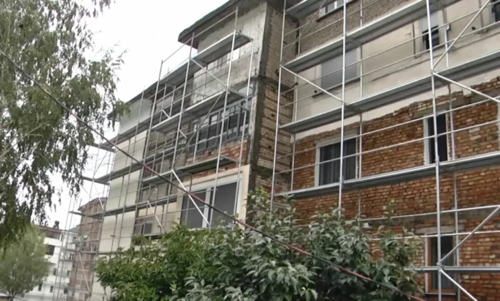 Banorët ngrenë shqetësime/ Punime dhe skela të vendosura në pallatet e lagjes: Investimi të mbarojë sa më shpejtë