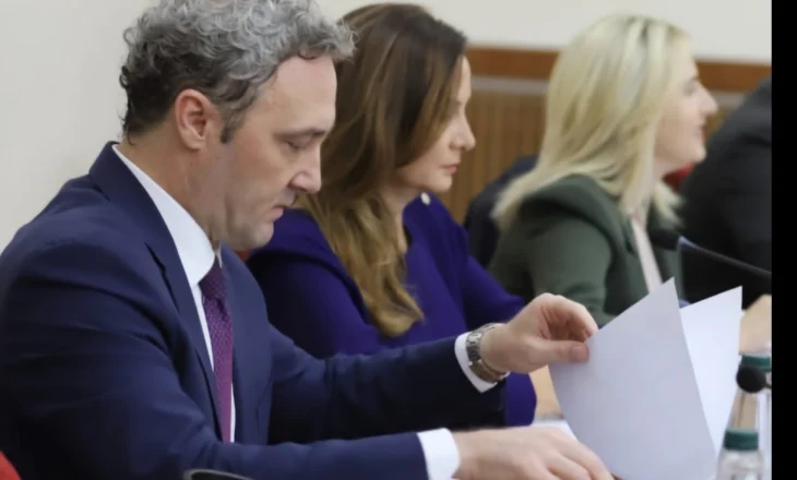Bardh Spahia: Kërkoj futjen me urgjencë në kalendarin e Kuvendit të projektligjit për gjendjen civile, të njihen vetëm dy gjini!