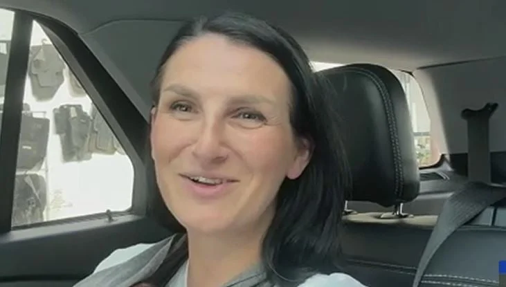Bashkë me foshnjën në mbledhjen e Komisionit, deputetja e PS për ‘Shqipëria Live’: Është vetëm 38 ditësh, do vijoj ta marr me vete