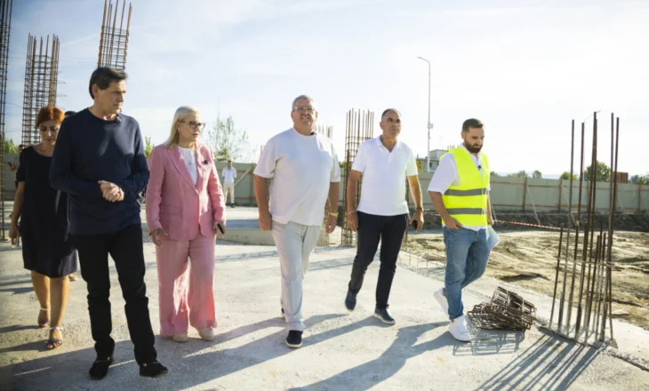 Bashkëpunimi FSHF – Bashkia Kamëz për fushën e re, Duka inspekton punimet në Valias: “Duhen terrene për fëmijët”