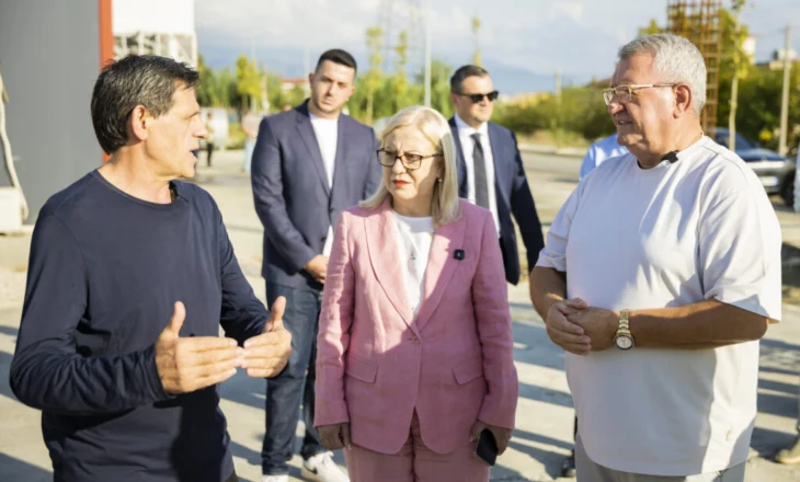 Bashkëpunimi FSHF – Bashkia Kamëz për fushën e re, Presidenti Duka inspekton punimet në Valias: Të ndërtojmë sa më shumë terrene sportive