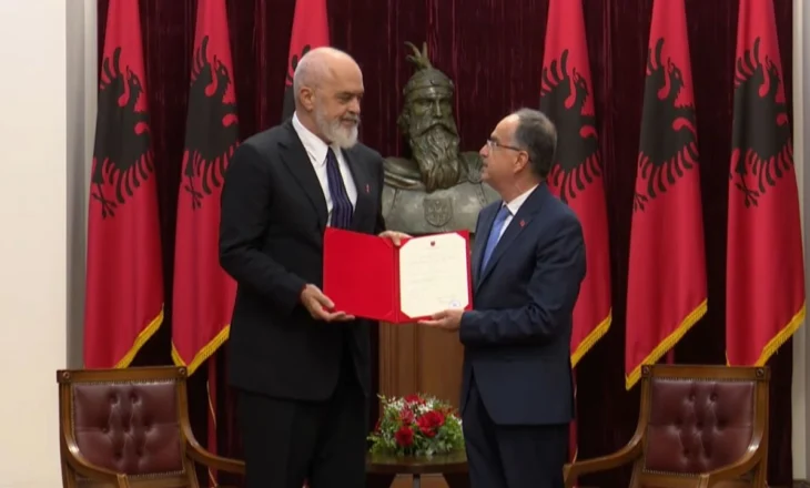 Begaj dekreton Ramën si kryeministër, të ushtrojë edhe detyrën e ministres virtuale Diella