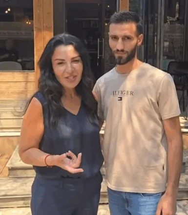 Belinda Balluku me të riun në Delvinë që promovon historinë e qytetit në muret e barit