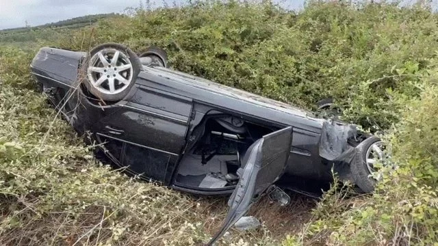Benz-i humbet kontrollin dhe përfundon në kanal, tre të lënduar në aksin Lushnjë-Fier (Foto)