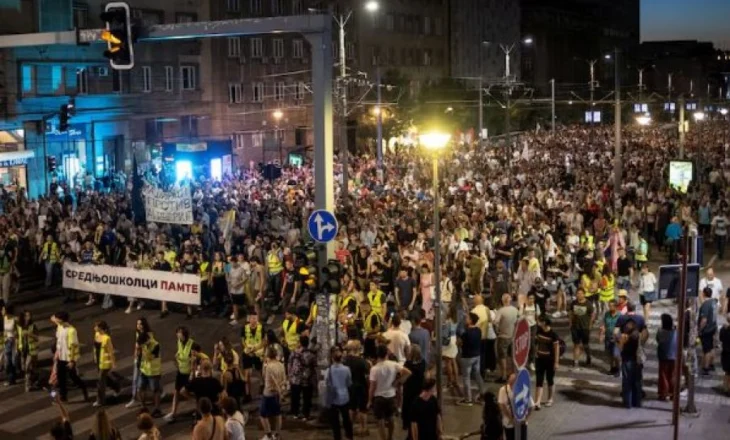 Beograd/ Dhjetëra mijëra njerëz vijojnë protestat kundër qeverisë së Vuçiç, kërkojnë zgjedhje të parakohshme