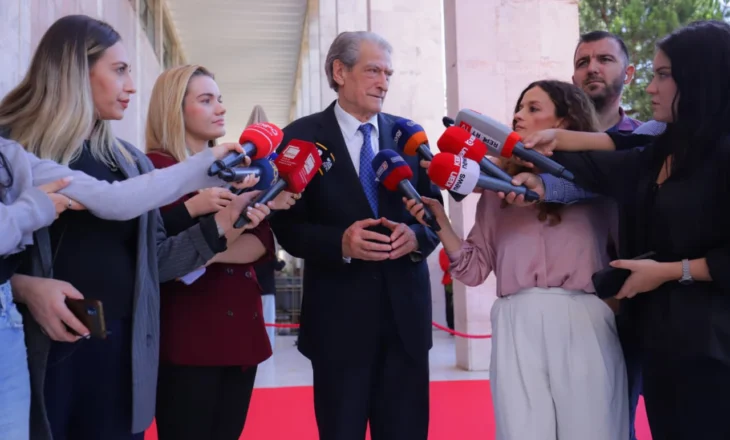 Berisha homazhe për Dhimitër Anagnostin: Kolos i gjenisë krijuese artistike që u angazhua për përmbysjen e diktaturës! Do mbahet mend gjithmonë në memorien e kombit