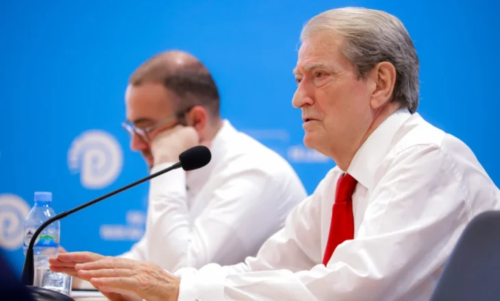 Berisha mbledh me urgjencë Grupin Parlamentar pas miratimit të programit pa debat: Duhet të vendosim si t’i përgjigjemi këtij akti të pashembullt