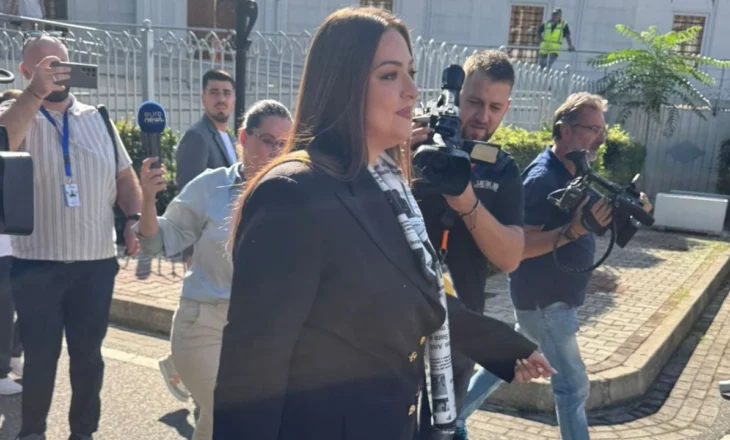 Betohet sot si deputete/ Sara Mila i drejtohet Kuvendit, shalli që tërhoqi vëmendjen