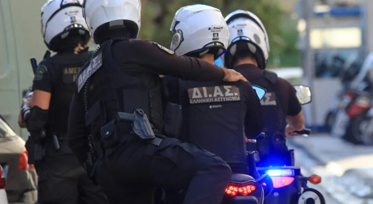 Bie në prangat e policisë 26-vjeçari shqiptar/ Vajza greke denoncon të dashurin: Më për*hunoi, ishte i droguar