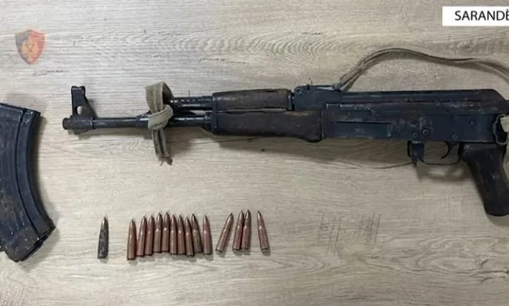 Bie në prangat e policisë 50-vjeçari/ Mbante fshehur automatik në banesë dhe karikator me 15 fishekë (EMRI)