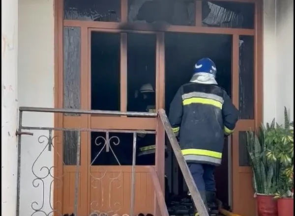 Bie zjarr në banesë, humb jetën i moshuari në Elbasan