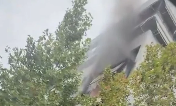 Bie zjarr në hyrjen e një pallati në Astir, flakët pushtojnë banesën