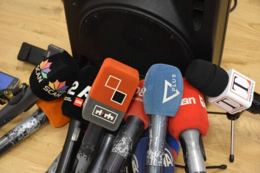 BIRN: Gazetarët denoncojnë planet e PS për kufizim të mediave në Parlament