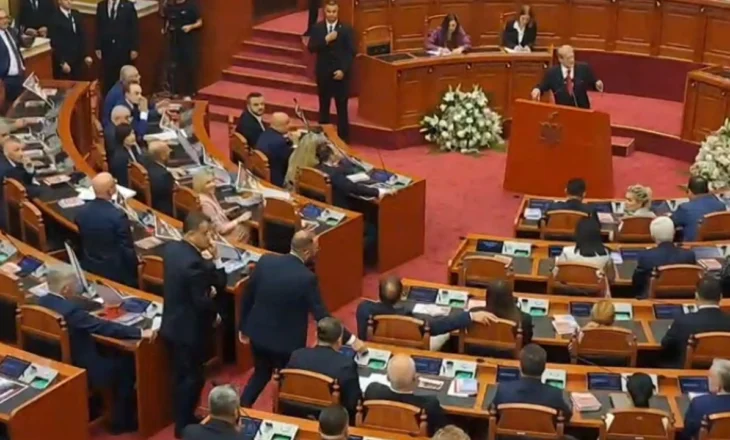 Bllokimi i foltores në Kuvend, momenti kur Gazment Bardhi i mbyll mikrofonin Taulant Ballës