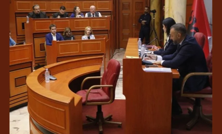 Blushi: Vota e këshilltarëve të PS për shkarkimin e Erion Veliajt është një votë për (vet)shkarkimin e tyre