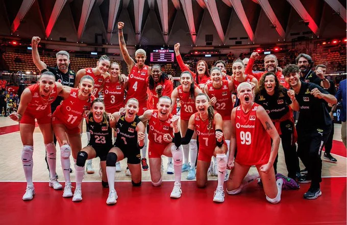 Botërori i Volejbollit për vajza/ Turqia për herë të parë në finale