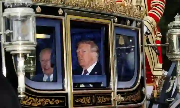 Britania “flirton” me presidentin / Trump “shpallet mbret” në Londër, mes pompozitetit dhe protestave