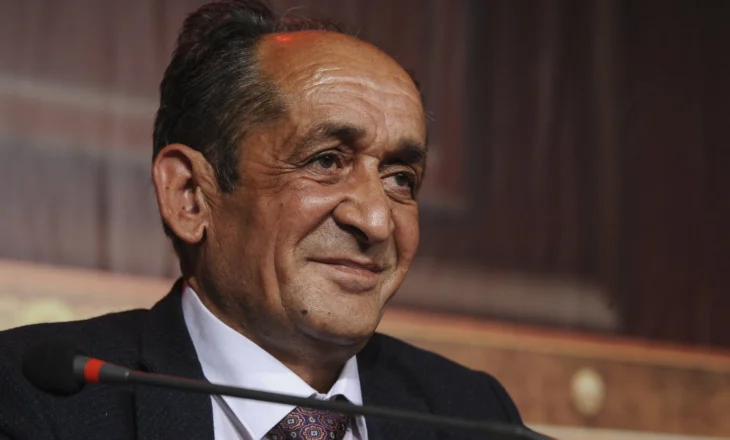 Buqetë me poezi të Kujtim Paçakut: Kur dashuron një rom