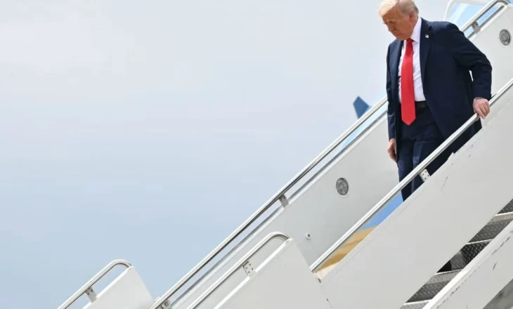 Ceremonia përkujtimore e Charlie Kirk/ Trump mbërrin në Arizona, pritet me brohoritma nga turma