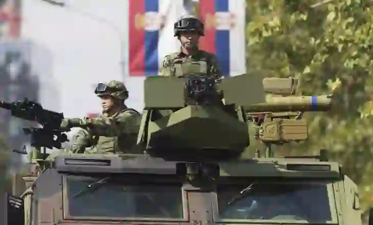 Çfarë mund të zbulojë parada masive ushtarake në Beograd për politikën e jashtme të Serbisë?
