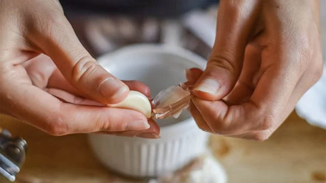 Çfarë ndodh në trupin tuaj nëse hani një thelpi hudhër çdo natë? Efektet mund t’ju surprizojnë!
