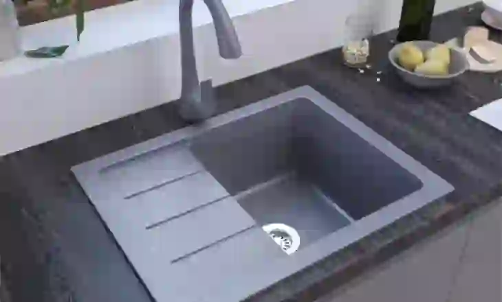 Çfarë nuk duhet të ruani kurrë nën lavaman dhe si ta organizoni hapësirën në mënyrë të sigurt
