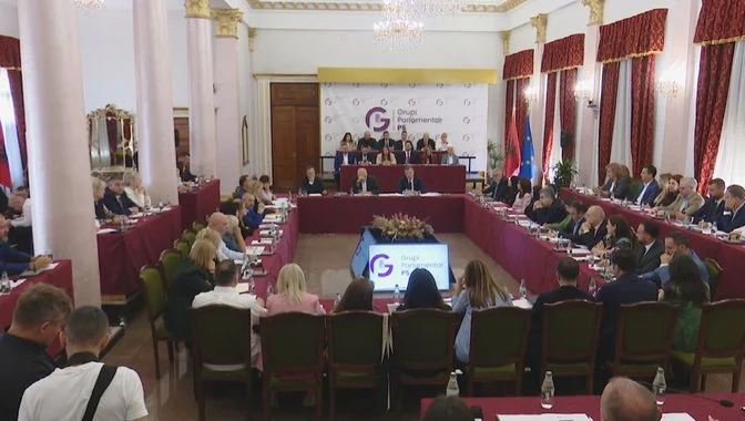 Çfarë (nuk) u pa në mbledhjen e grupit, deputetët e rinj i prezantohen Gardës, Rama humor me Peleshin e Llajën