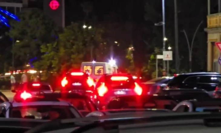 Çifti i të moshuarve përplaset nga makina tek vijat e bardha, dërgohen në spitalin e Fierit