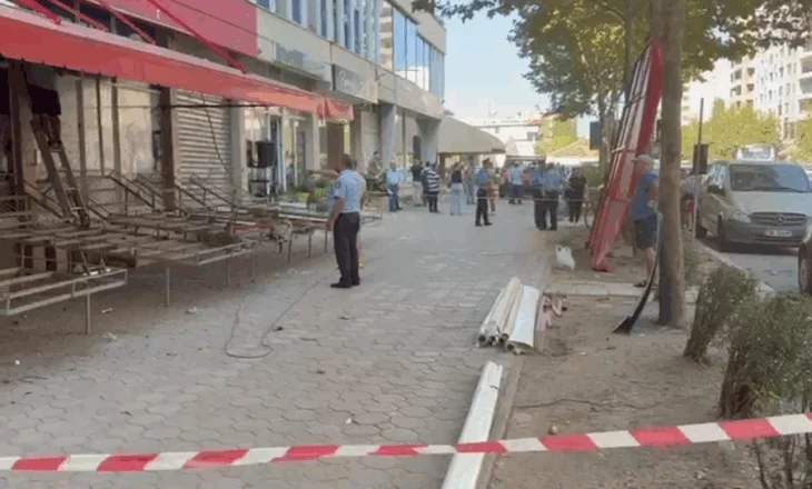 “Çlirohen” edhe rrugët dytësore, hiqen tendat dhe karriget në hapësirat publike në Vlorë