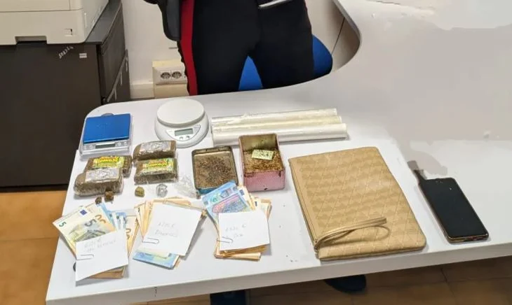 Çmontohet grupi i bandës/ Vihen në pranga, 4 vajza shqiptare gati për të hedhur në treg 61 kg hashash, sekuestrohen…