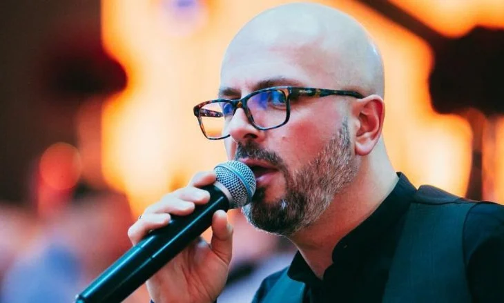 Dëgjojeni këngën e njohur “Djaloshi dhe shiu” të interpretuar nga Sidrit Bejleri (teksti dhe video)