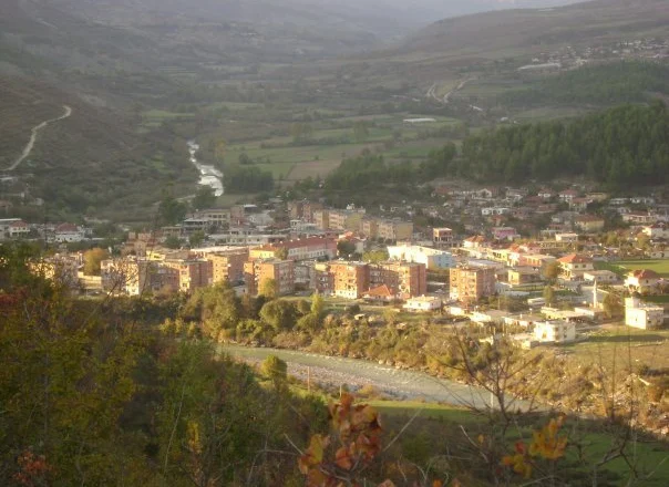 Dëmtoi kanalizimet në Këlcyrë, nën hetim 49-vjeçari