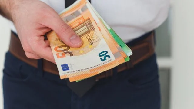 Depozitat në Euro thyejnë çdo rekord, ja si po ndryshon tregu bankar shqiptar