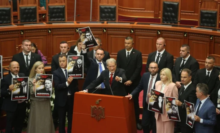 Deputetët e PD në Kuvend me pankarta kundër kabinetit të ministrave të prezantuar nga Rama, denoncojnë lidhjet  qeverisë me aferat e McGonigal