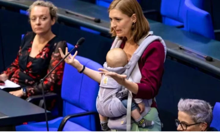 Deputetja gjermane mban fjalim me foshnjën në parlament