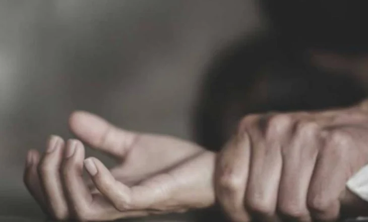 Detaje tronditëse nga abuzimi seksual i 15-vjeçares nga i dashuri i nënës, 37-vjeçari e pranon. Partnerja e tij fajëson të bijën