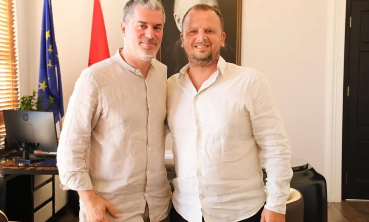 Dha dorëheqjen nga Bashkia e Vlorës, ishkryebashkiaku Ermal Dredha takohet me zëvendësuesin e tij: Elis Halili do të udhëheqë qytetin drejt përparimit