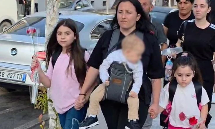 Dhimbje/ Babai u vdiq në aksident, 2 vajzat në Fier shkojnë në ditën e parë të shkollës! I shoqëron e ëma