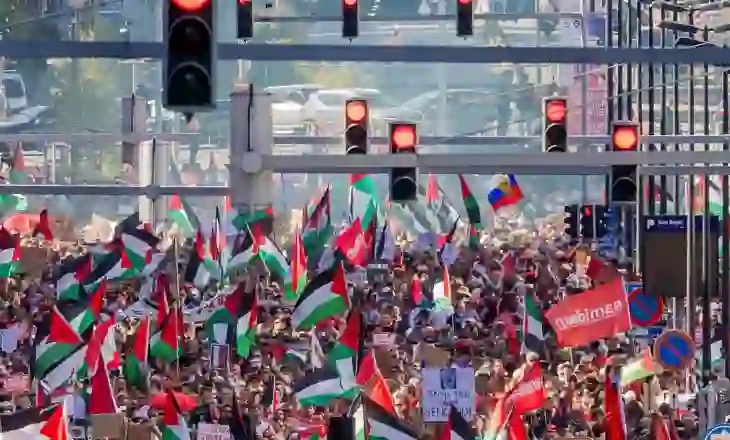 Dhjetëra mijëra protestues vendosin ‘Vijën e Kuqe’ për Gazën në Bruksel