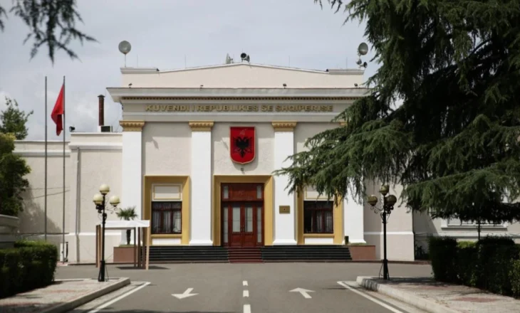 Dita e parë e Kuvendit, 72 deputetë të rinj në sallën ku kolegët më të vjetër ndjehen në shtëpinë e tyre