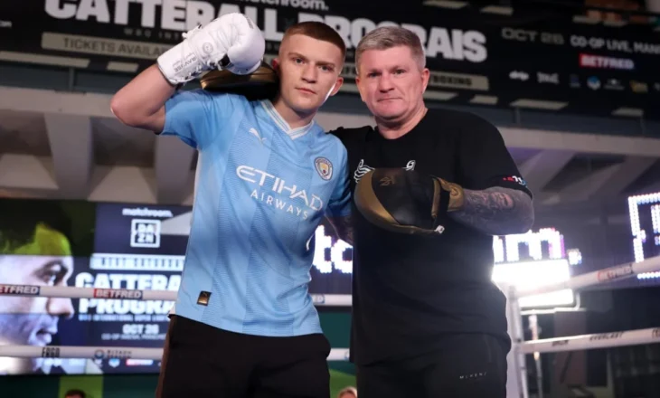 Djali i Ricky Hatton thyen heshtjen pas vdekjes së legjendës së boksit: Ishe modeli im në çdo aspekt të jetës
