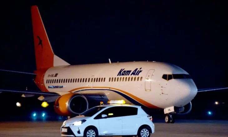 Djaloshi fluturon nga Kabuli në Delhi në rrotën e avionit