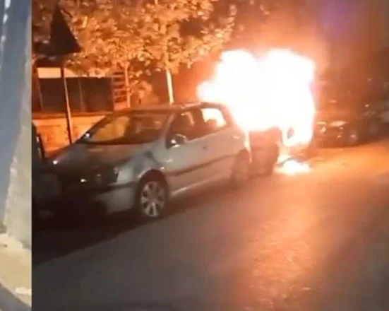 Dogji makinën e 43-vjeçares në Tiranë, arrestohet autori. Momenti kur 34-vjeçari i vë flakën automjetit