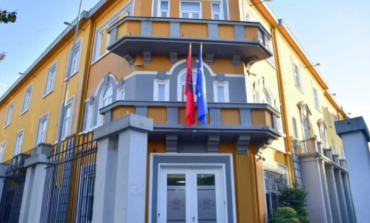 Dorëheqje për të shmangur shkarkimin/ Si tekstet shkollore rrëzuan drejtuesen e AKAP