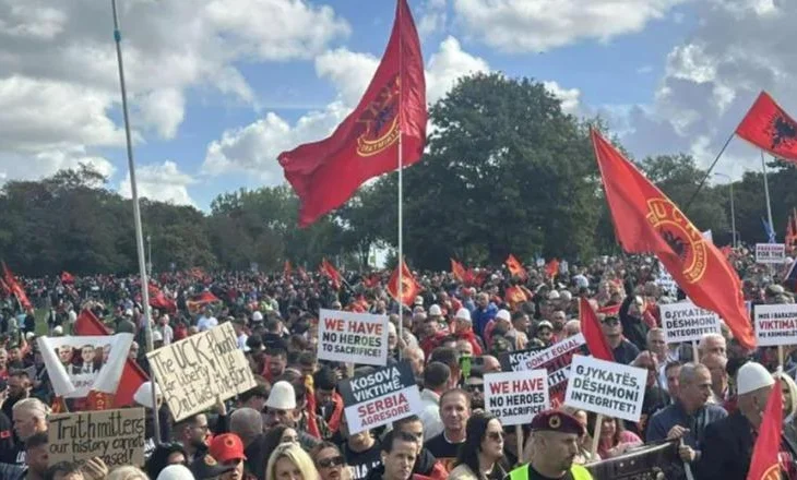 Drejtësi për ish-krerët e UÇK-së, qytetarë dhe veteranë protestojnë në Hagë